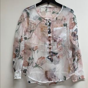 Sheer long sleeved blouse, with pocket